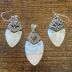 Mother of Pearl set of pendant and matching Earrings in 925 Sterling Silver